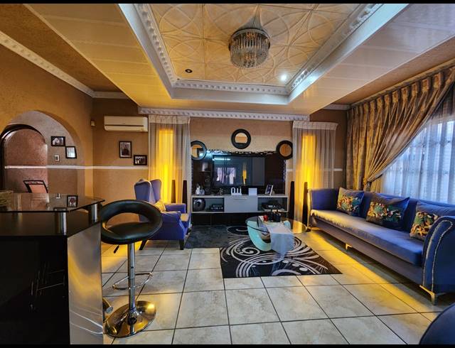 4 BEDROOM HOUSE FOR SALE IN VEREENIGING CENTRAL